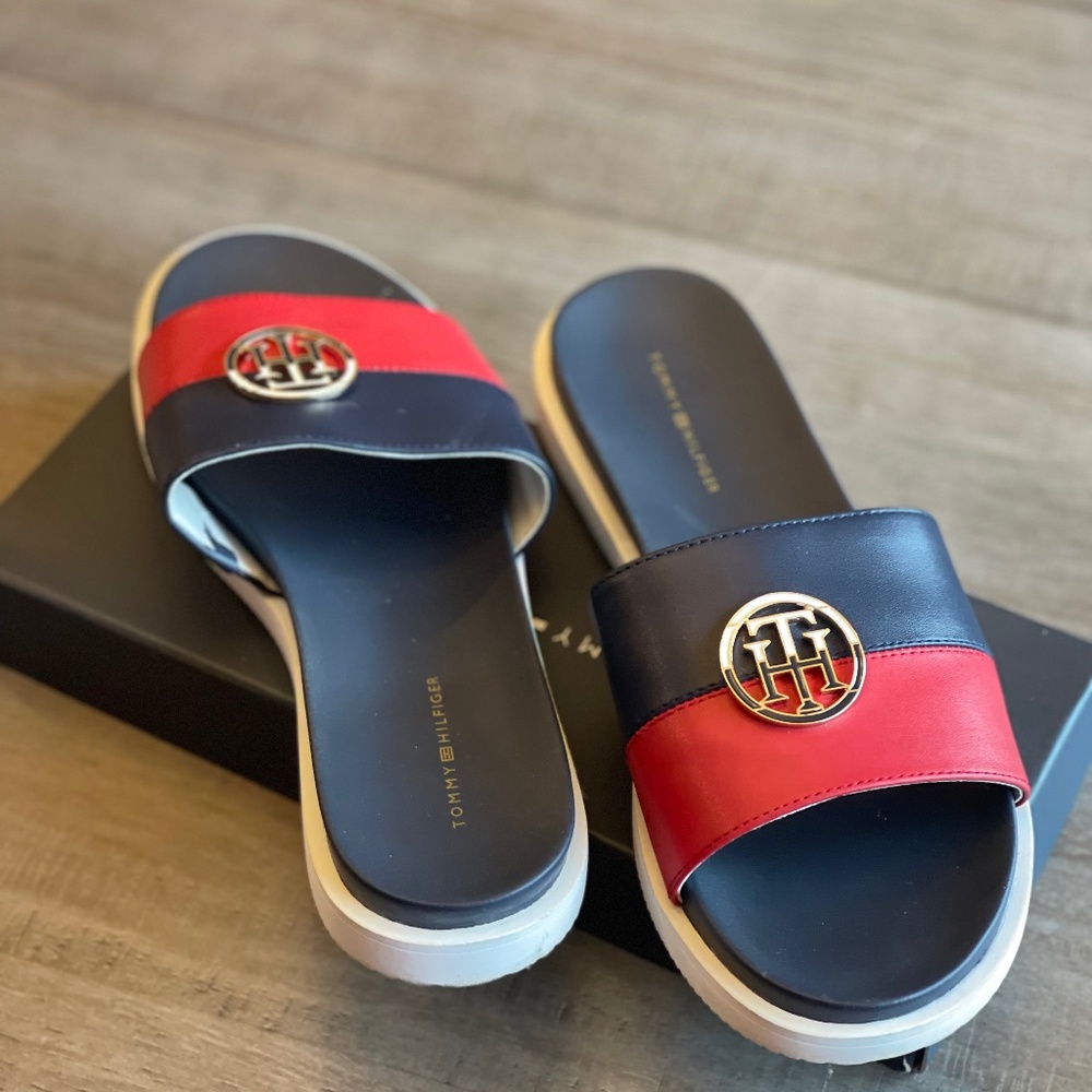 Tommy Hilfiger Sandlers Size 8.5